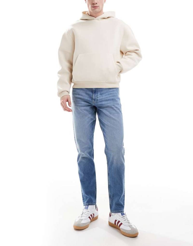 ASOS DESIGN - Karottenjeans in hellblauer Waschung von ASOS DESIGN