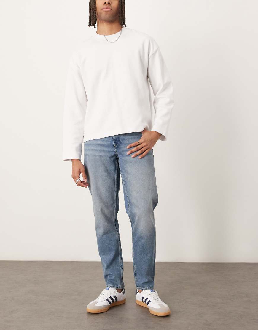 ASOS DESIGN - Karottenjeans in hellblauer Waschung von ASOS DESIGN