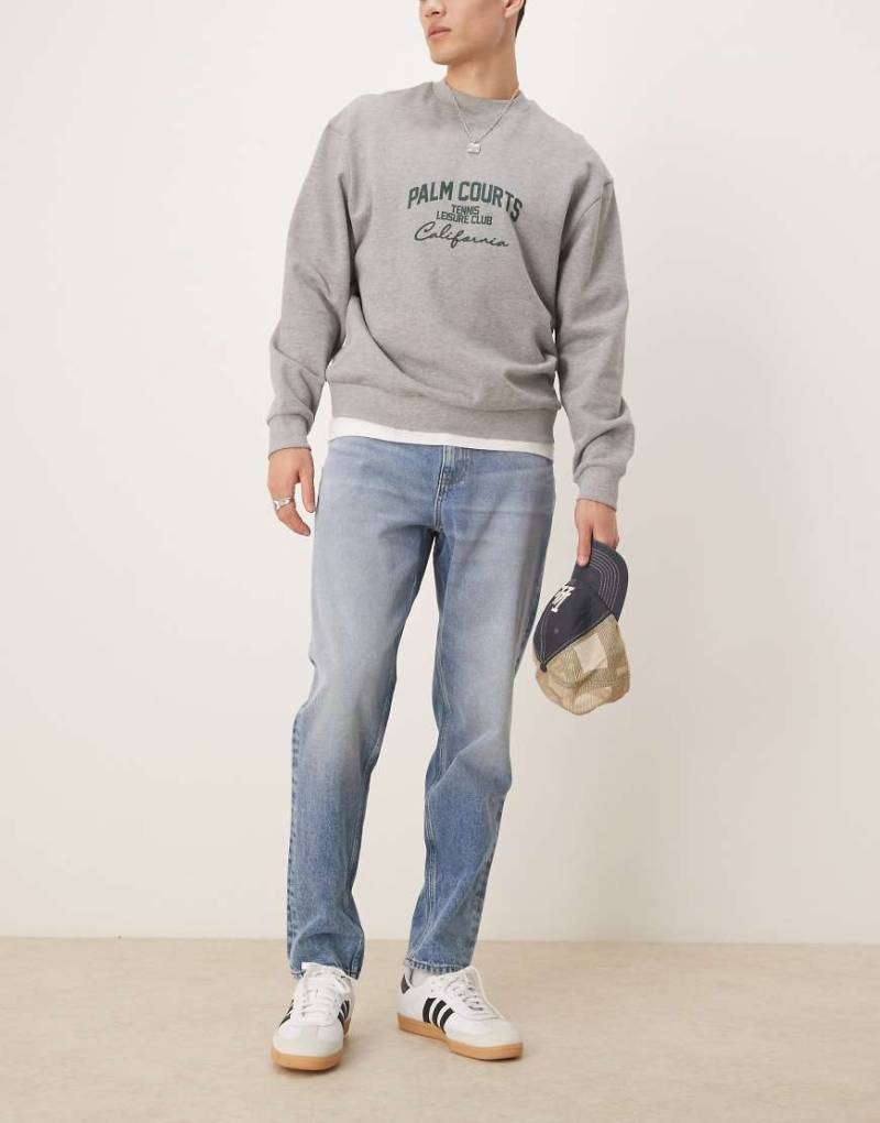 ASOS DESIGN - Karottenjeans in mittelblauer Waschung von ASOS DESIGN