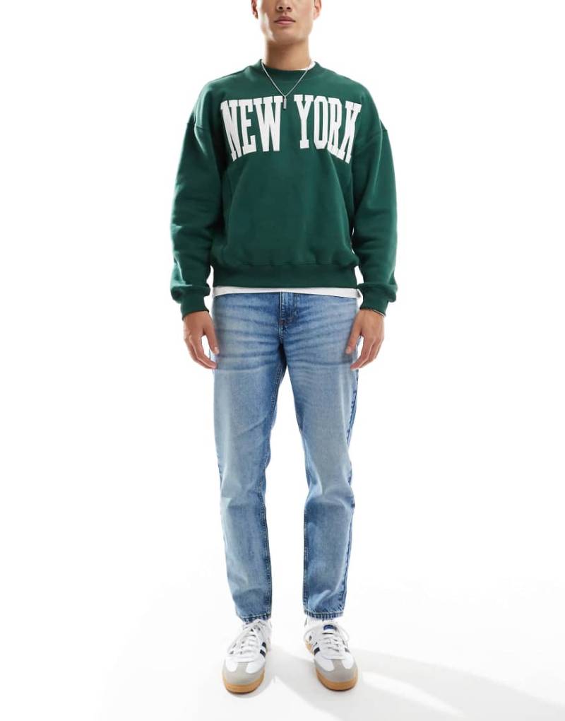 ASOS DESIGN - Karottenjeans in mittelblauer Waschung von ASOS DESIGN