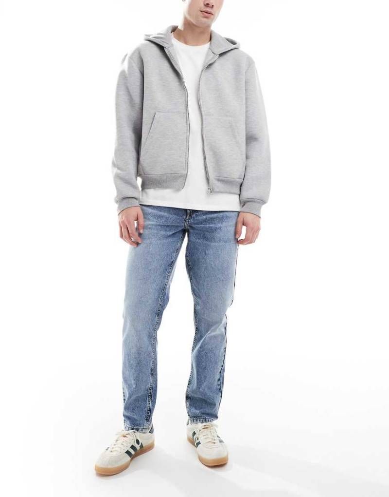 ASOS DESIGN - Karottenjeans in mittelblauer Waschung von ASOS DESIGN