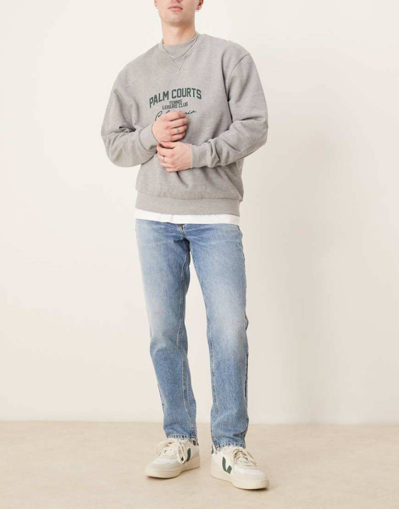 ASOS DESIGN - Karottenjeans in mittelblauer Waschung von ASOS DESIGN