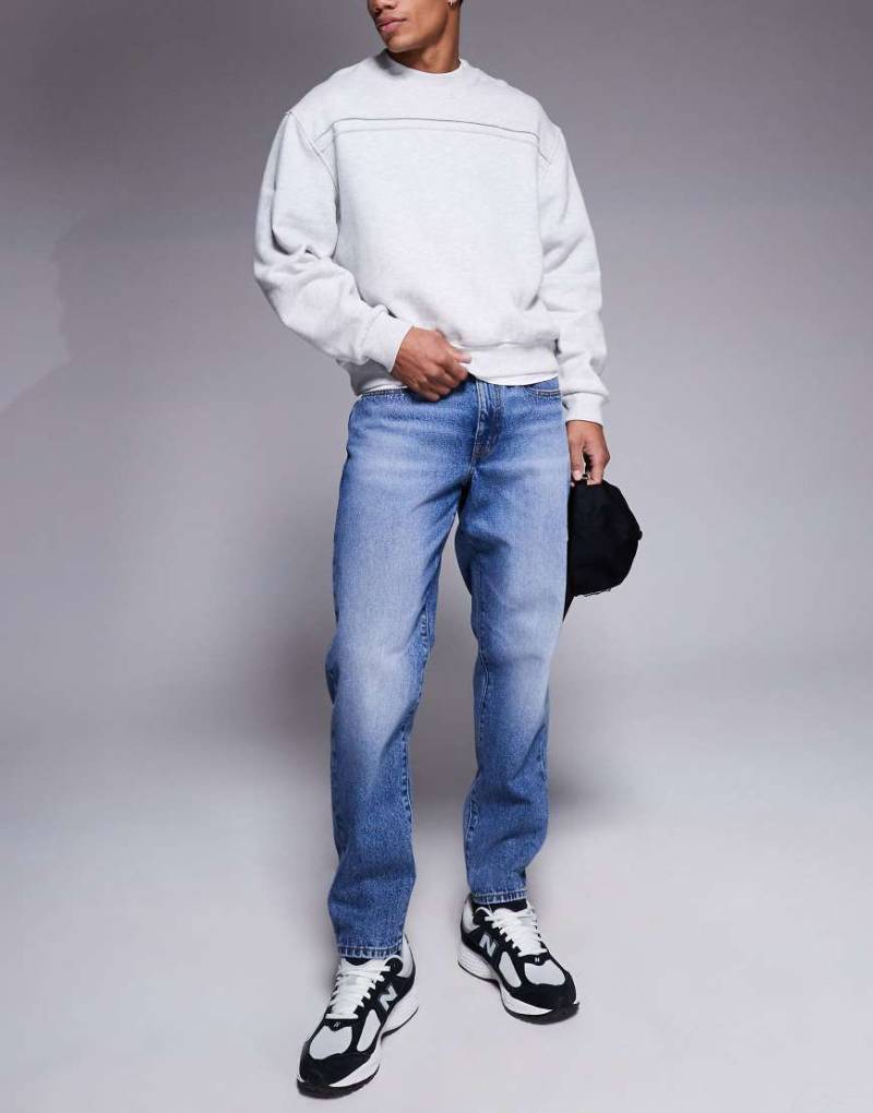 ASOS DESIGN - Karottenjeans in verwaschenem Dunkelblau von ASOS DESIGN