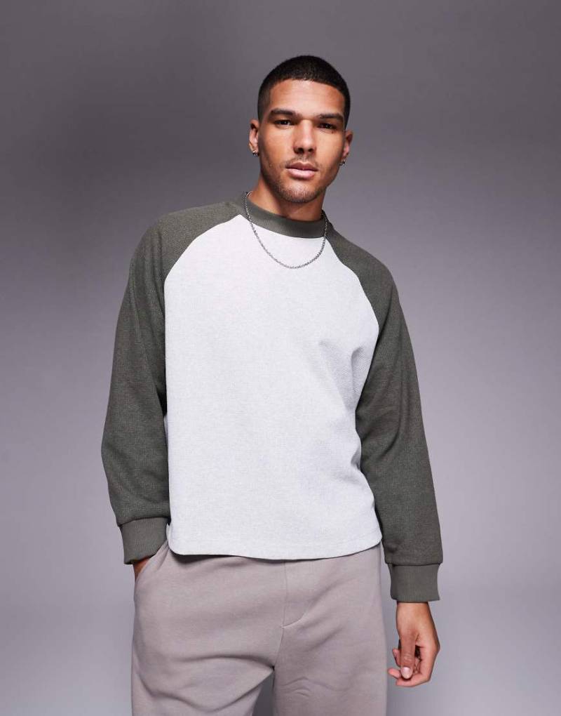 ASOS DESIGN - Kastenförmiges, langärmliges Raglan-T-Shirt mit Waffelstruktur in Grau meliert mit Oversize-Passform von ASOS DESIGN