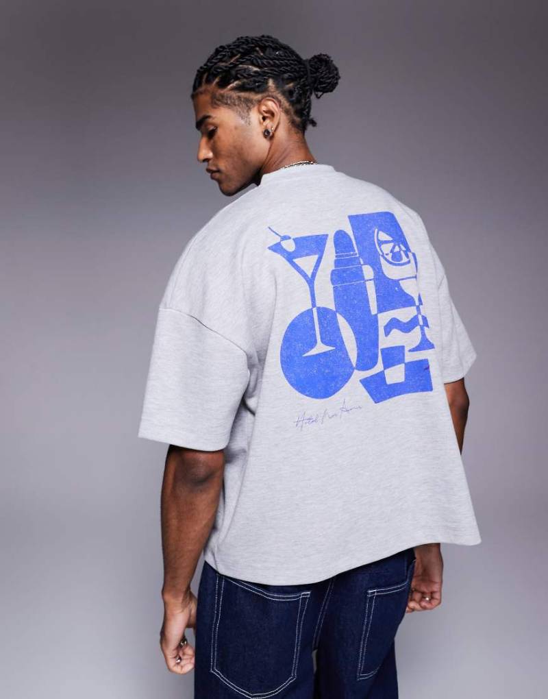 ASOS DESIGN - Kastiges Super-Oversize-T-Shirt aus schwerem Material in Grau meliert mit Getränke-Grafikprint und abfallender Schulterpartie von ASOS DESIGN