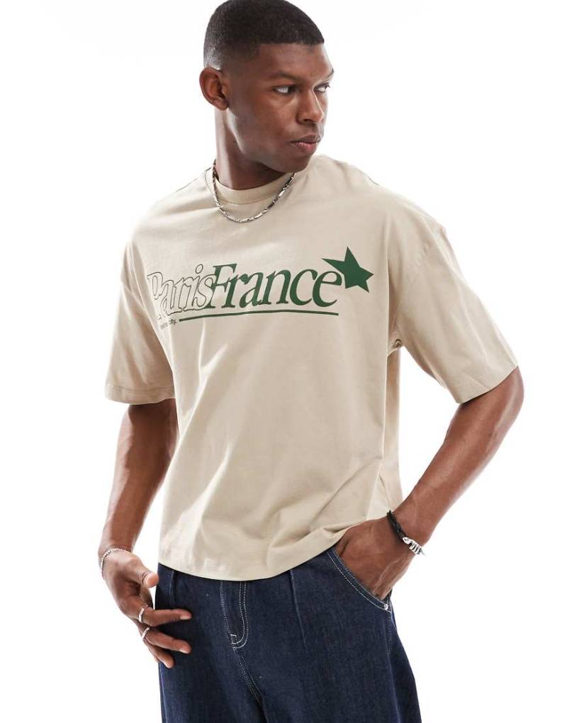 ASOS DESIGN - Kastenförmiges Oversize-T-Shirt in Beige mit City-Print auf der Vorderseite-Braun von ASOS DESIGN