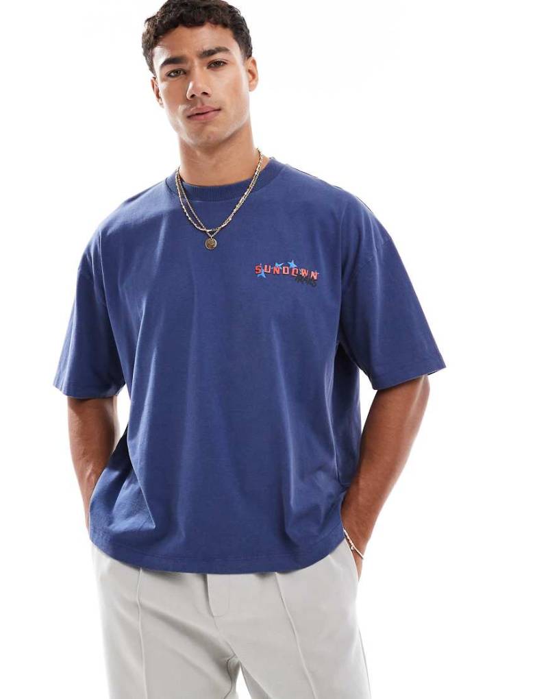 ASOS DESIGN - Kastenförmiges Oversize-T-Shirt mit Sommergrafik in verwaschenem Blau von ASOS DESIGN