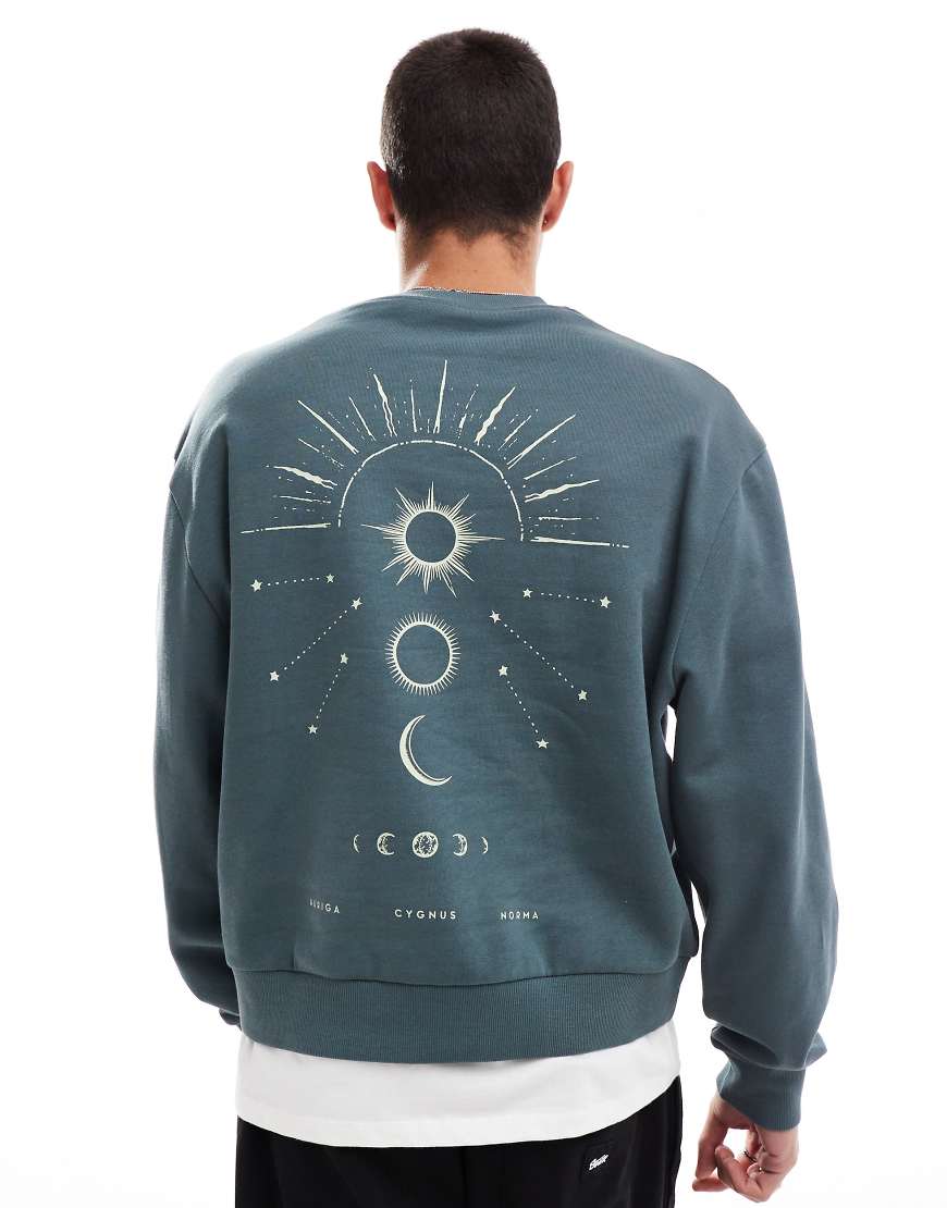 ASOS DESIGN - Kastenförmiges Sweatshirt in verwaschenem Marineblau mit Himmelskörper-Print auf der Rückseite-Grau von ASOS DESIGN