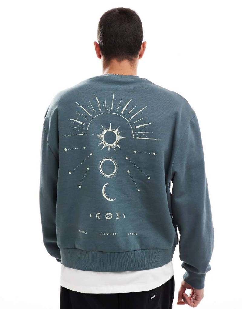 ASOS DESIGN - Kastenförmiges Sweatshirt in verwaschenem Marineblau mit Himmelskörper-Print auf der Rückseite-Grau von ASOS DESIGN