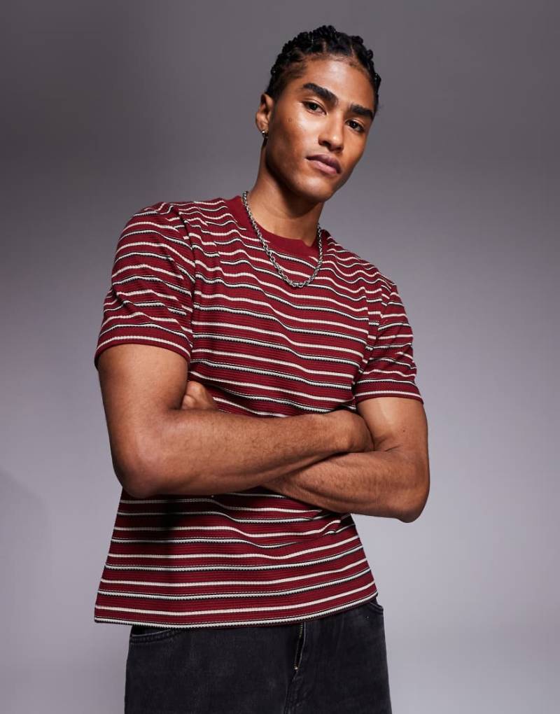 ASOS DESIGN - Kastiges T-Shirt in Burgunderrot mit strukturierten Streifen-Bunt von ASOS DESIGN