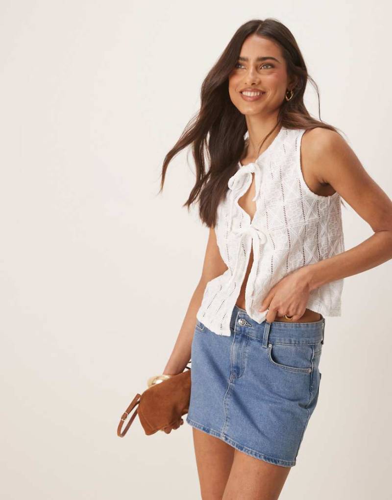 ASOS DESIGN - Kastig geschnittene Weste aus Häkelware in Elfenbein mit Rundhalsausschnitt und Bindedetail vorne-Weiß von ASOS DESIGN