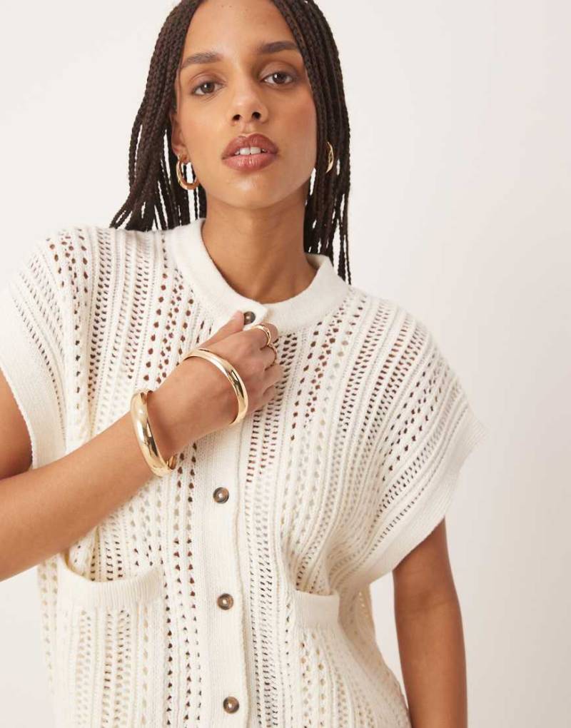 ASOS DESIGN - Kastig geschnittene Weste aus Pointelle-Strick in Creme mit Rundhalsausschnitt-Weiß von ASOS DESIGN