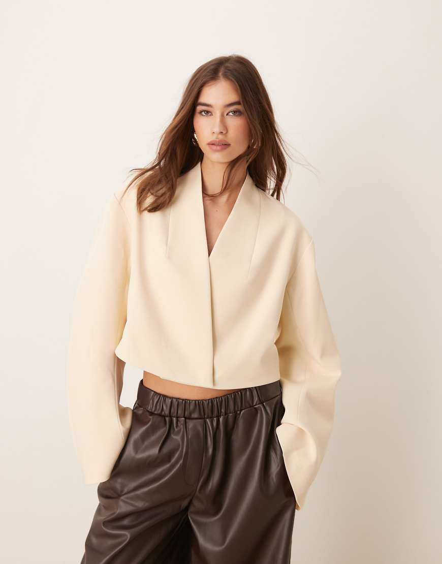 ASOS DESIGN - Kastig geschnittener Blazer in Buttermilchweiß und geformten Ärmeln-Neutral von ASOS DESIGN