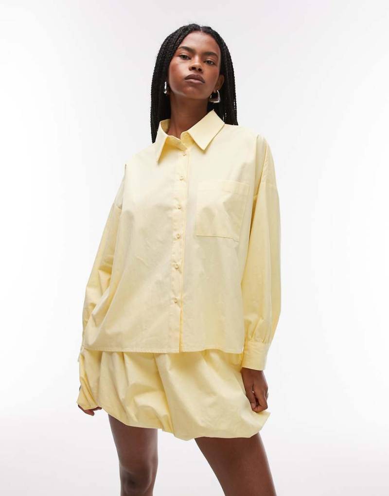 ASOS DESIGN - Kastig geschnittenes Cropped-Hemd in Buttermilchgelb von ASOS DESIGN