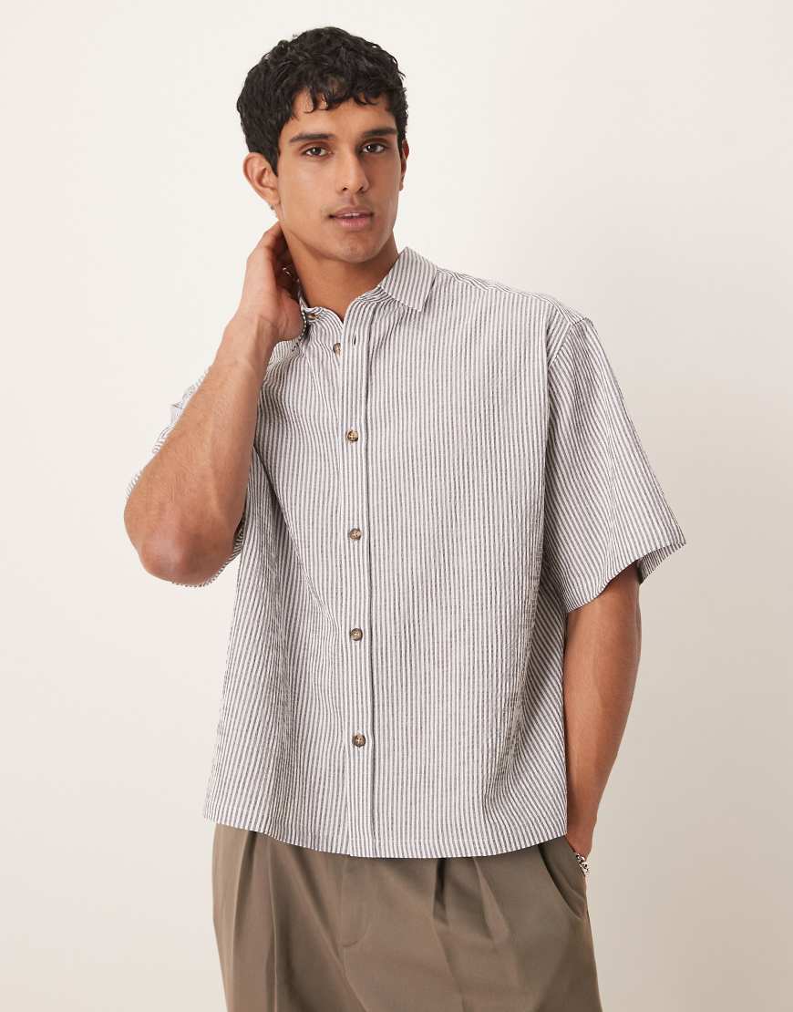 ASOS DESIGN - Kastig geschnittenes Oversize-Hemd aus Seersucker in Schwarz gestreift von ASOS DESIGN