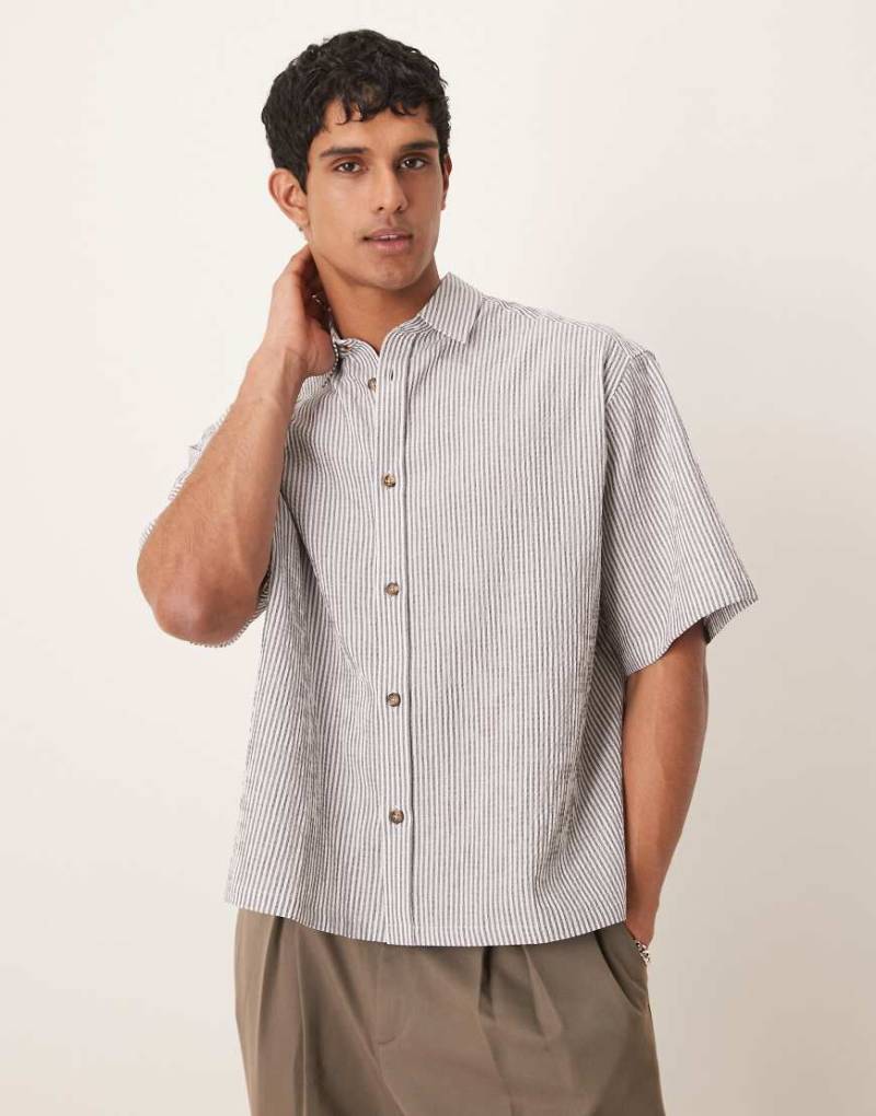 ASOS DESIGN - Kastig geschnittenes Oversize-Hemd aus Seersucker in Schwarz gestreift ASOS DESIGN - Kastig geschnittenes Oversize-Hemd aus Seersucker in Schwarz gestreift von ASOS DESIGN