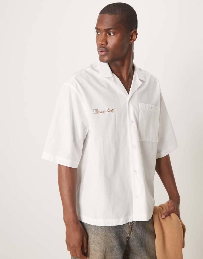 ASOS DESIGN - Kastig geschnittenes Oversize-Hemd in Weiß mit Stickerei von ASOS DESIGN