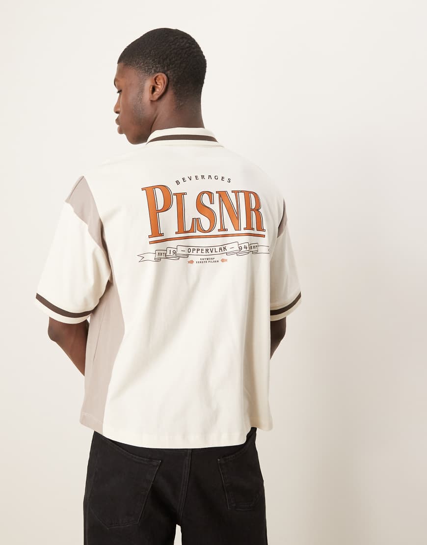 ASOS DESIGN - Kastig geschnittenes Oversize-Polohemd in Creme mit Patchwork-Design, Reißverschluss und Textprint-Weiß ASOS DESIGN - Kastig geschnittenes Oversize-Polohemd in Creme mit Patchwork-Design, Reißverschluss und Textprint-Weiß von ASOS DESIGN
