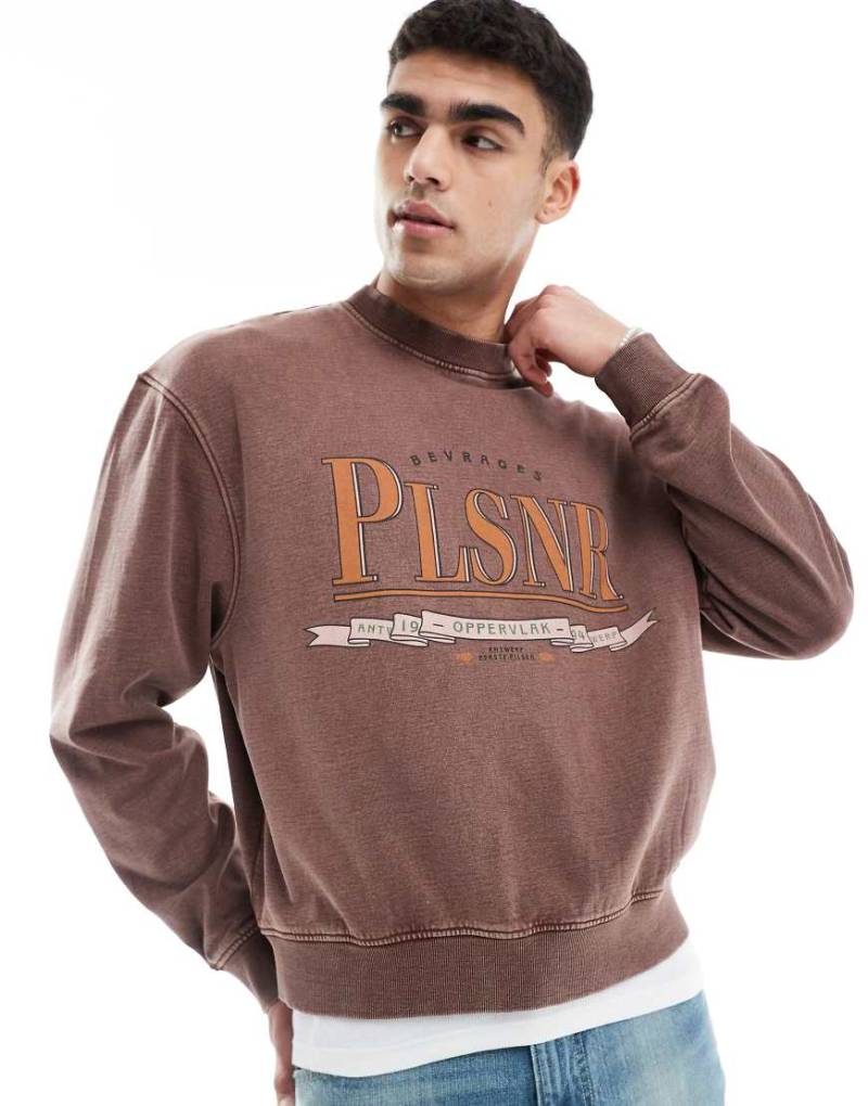 ASOS DESIGN - Kastig geschnittenes Oversize-Sweatshirt in Braun mit Print und Acid-Waschung von ASOS DESIGN