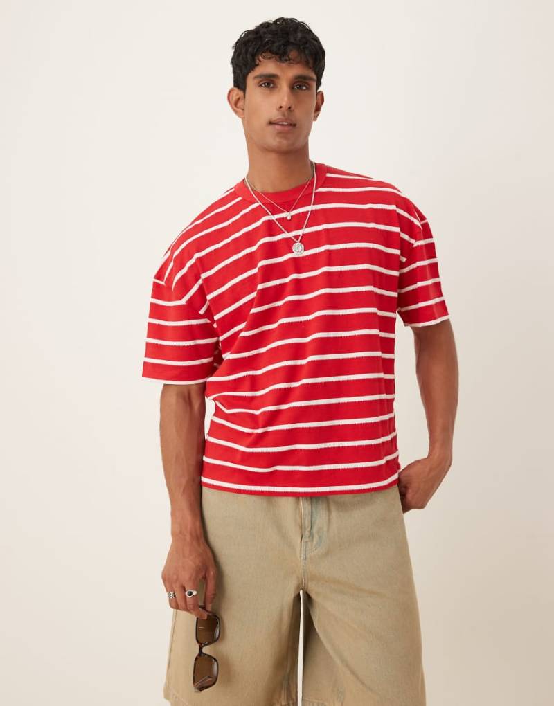 ASOS DESIGN - Kastig geschnittenes Oversize-T-Shirt aus Strick mit Streifen in Rot und Weiß und überschnittener Schulter von ASOS DESIGN