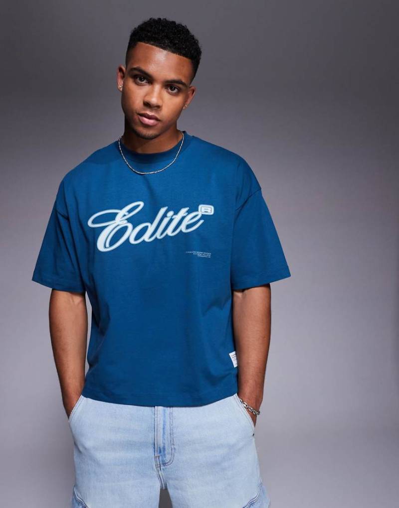 ASOS DESIGN - Kastig geschnittenes Oversize-T-Shirt in Blau mit Text-Grafikprint von ASOS DESIGN