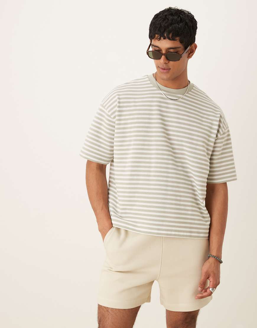 ASOS DESIGN - Kastig geschnittenes Oversize-T-Shirt in Grau gestreift mit Struktur-Bunt ASOS DESIGN - Kastig geschnittenes Oversize-T-Shirt in Grau gestreift mit Struktur-Bunt von ASOS DESIGN
