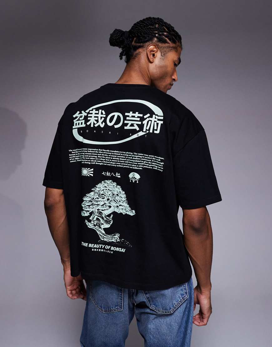 ASOS DESIGN - Kastig geschnittenes Oversize-T-Shirt in Schwarz mit Bonsai-Print von ASOS DESIGN