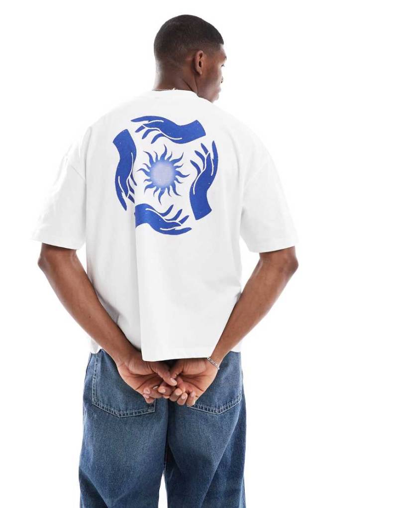 ASOS DESIGN - Kastig geschnittenes Oversize-T-Shirt in Weiß mit Himmelskörper-Print und tief angesetzter Schulter von ASOS DESIGN