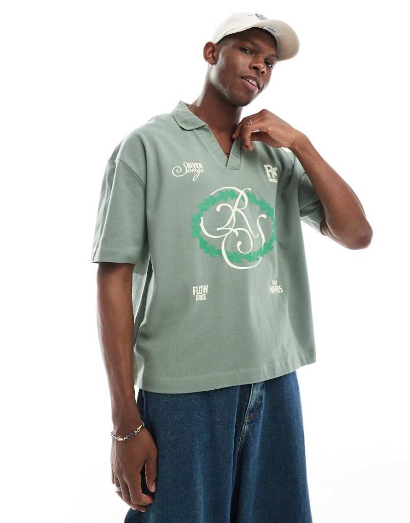 ASOS DESIGN - Kastig geschnittenes Polohemd aus Pikee in Salbeigrün mit Print vorne von ASOS DESIGN