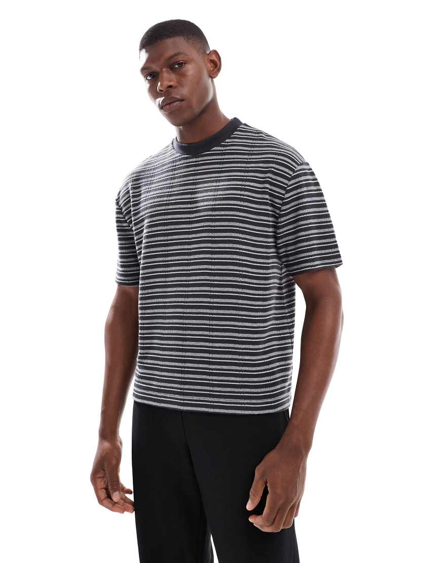 ASOS DESIGN - Kastig und lässig geschnittenes T-Shirt mit Streifen in Schwarz und Grau ASOS DESIGN - Kastig und lässig geschnittenes T-Shirt mit Streifen in Schwarz und Grau von ASOS DESIGN