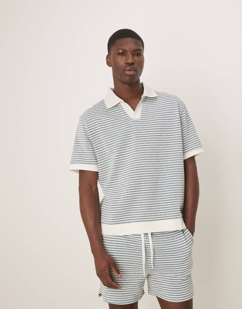 ASOS DESIGN - Kastig und locker geschnittenes Polohemd mit strukturiertem Streifenmuster in Neutral-Bunt von ASOS DESIGN