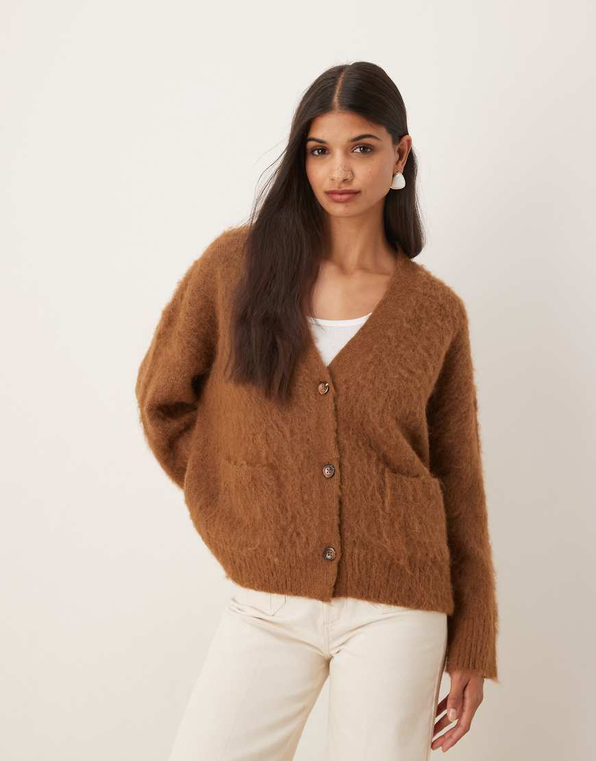 ASOS DESIGN - Kastige, angeraute Strickjacke in Toffeebraun mit Tasche-Rot von ASOS DESIGN