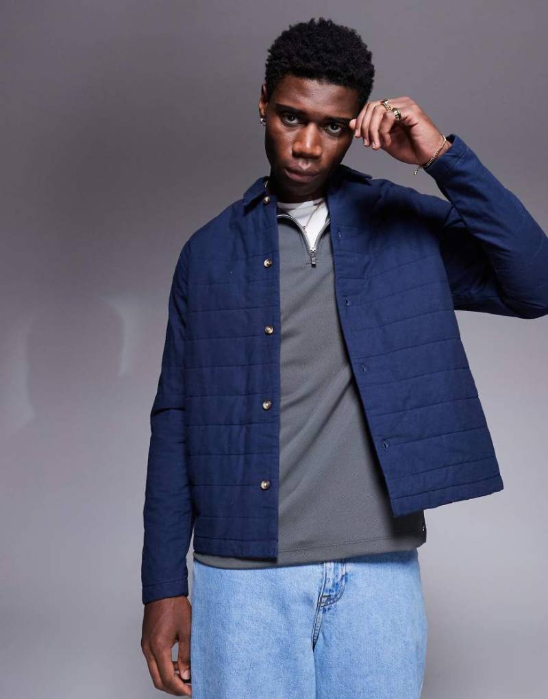 ASOS DESIGN - Kastige, gesteppte Hemdjacke in Marineblau von ASOS DESIGN