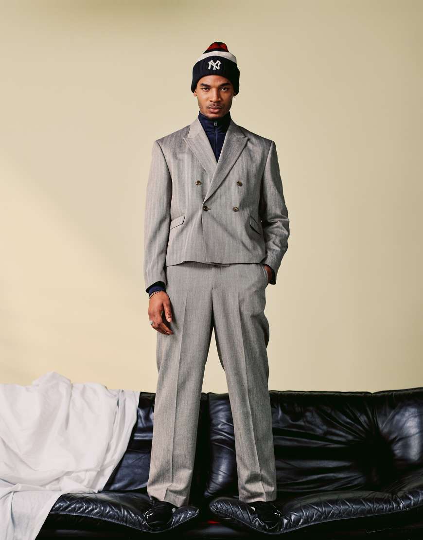 ASOS DESIGN - Kastige, kurz geschnittene Anzugjacke in Stein mit Fischgrätmuster und Struktur-Neutral von ASOS DESIGN