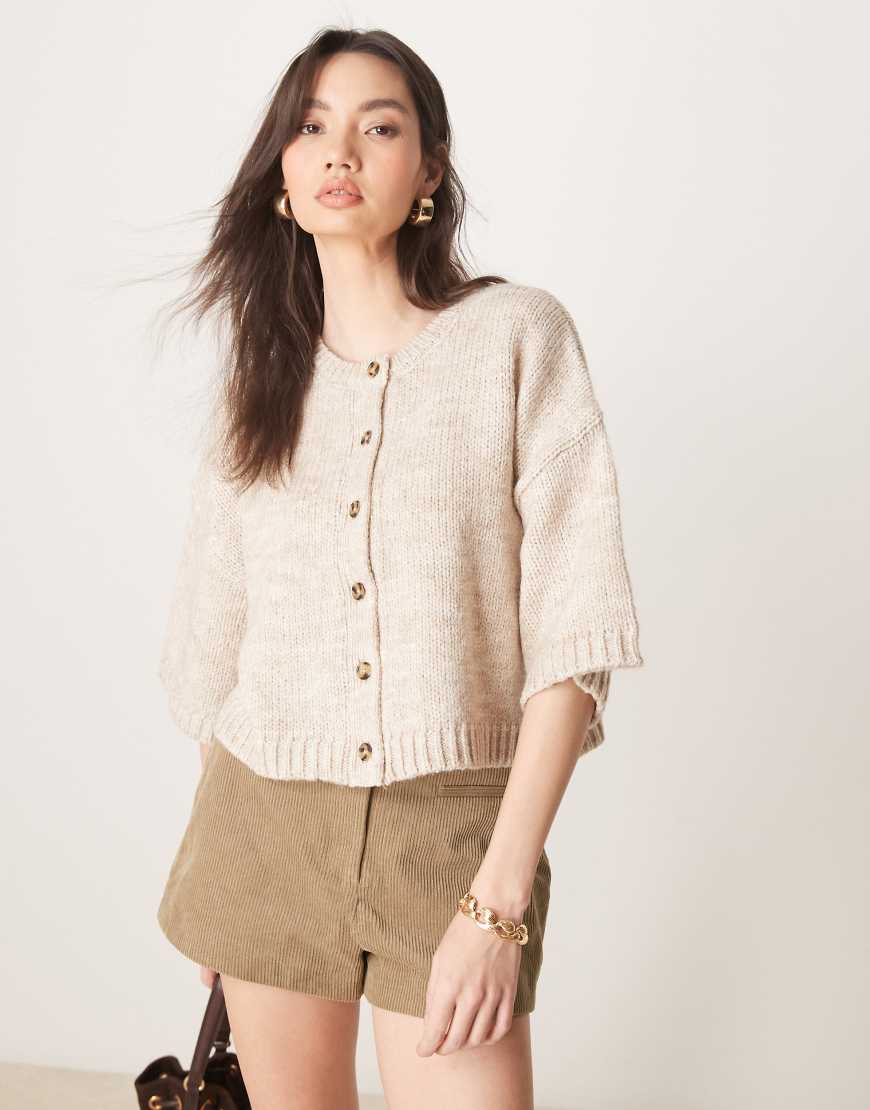 ASOS DESIGN - Kastige, kurzärmlige Strickjacke in Hellbeige-Neutral ASOS DESIGN - Kastige, kurzärmlige Strickjacke in Hellbeige-Neutral von ASOS DESIGN