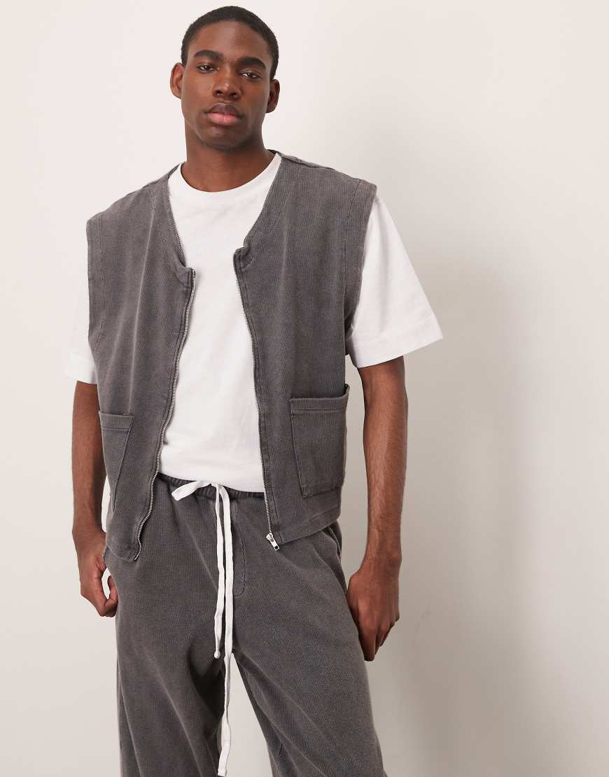 ASOS DESIGN - Kastige, leichte Oversize-Weste in verwaschenem Schwarz mit Rippenstruktur-Grau von ASOS DESIGN