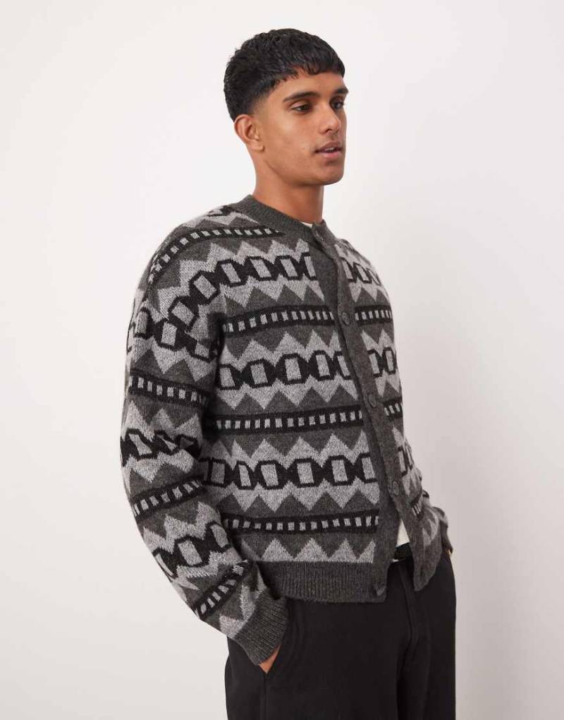 ASOS DESIGN - Kastige, locker geschnittene Strickjacke in Grau mit indigenem Muster von ASOS DESIGN