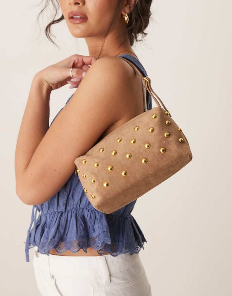 ASOS DESIGN - Kastige, mit Nieten besetzte Schultertasche aus Wildlederimitat in Braun von ASOS DESIGN