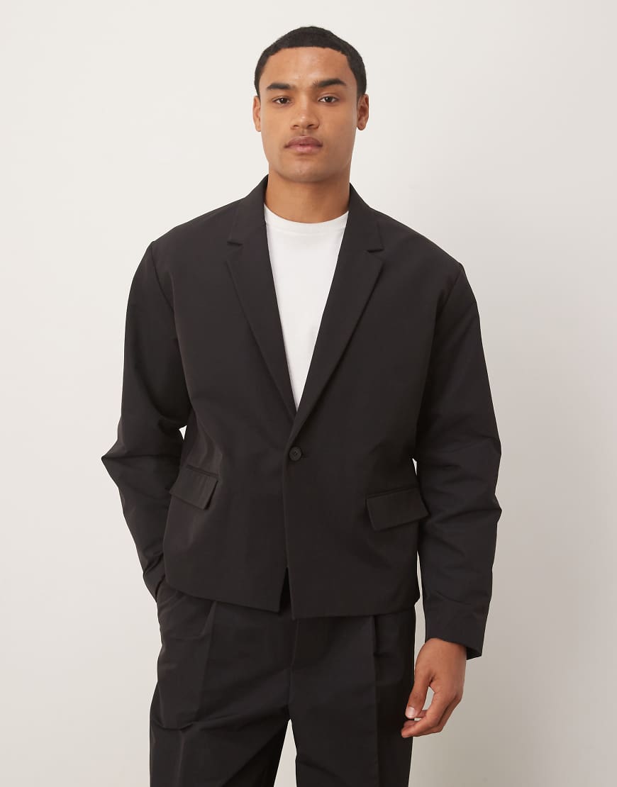 ASOS DESIGN - Kastige Anzugjacke aus lässigem Funktionsstoff in Schwarz ASOS DESIGN - Kastige Anzugjacke aus lässigem Funktionsstoff in Schwarz von ASOS DESIGN