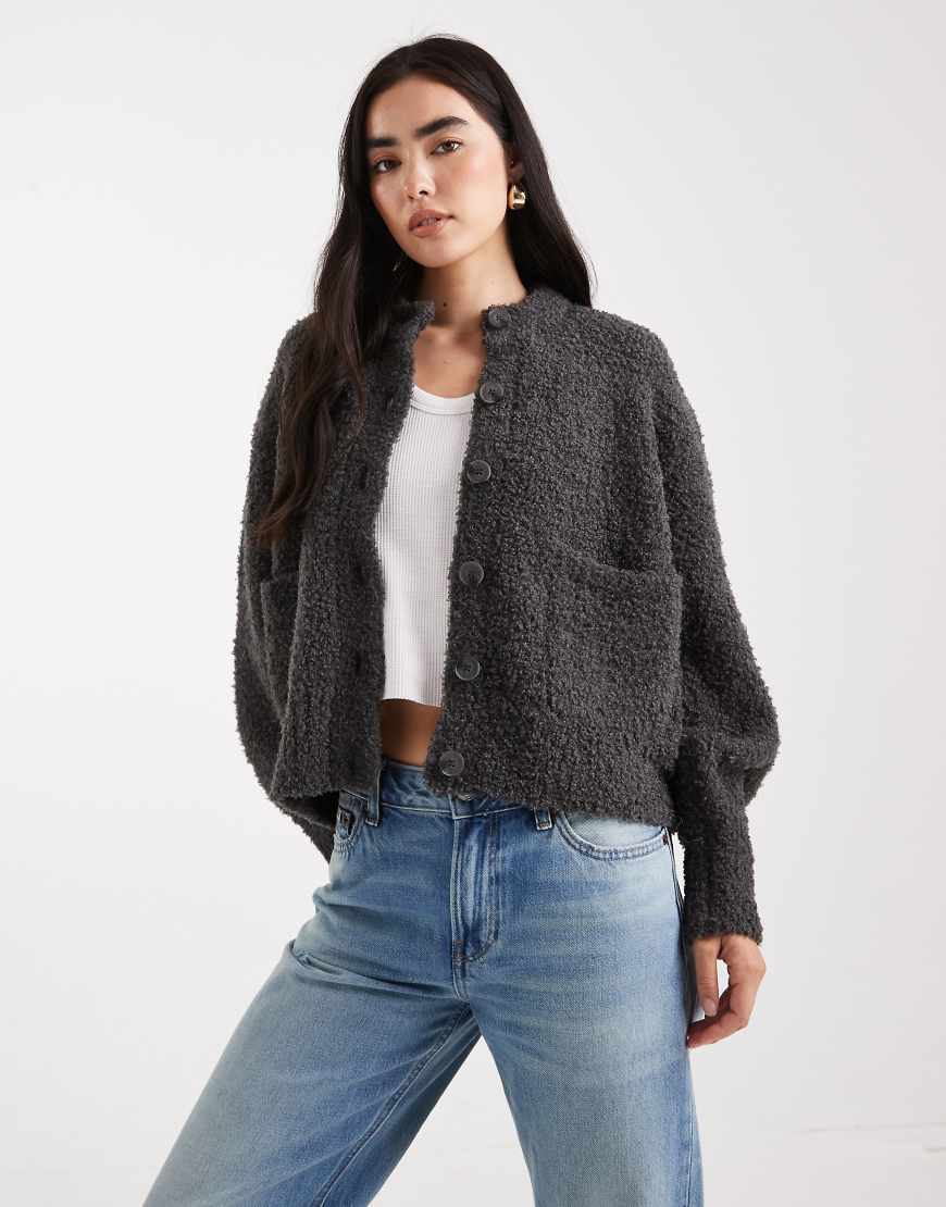 ASOS DESIGN - Kastige Bouclé-Strickjacke in Anthrazit mit Taschendetail und Oversize-Passform-Grau von ASOS DESIGN