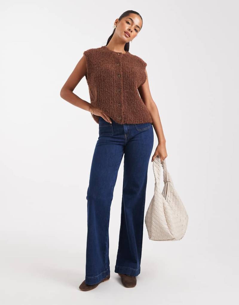 ASOS DESIGN - Kastige Bouclé-Weste in Schokobraun-Brown von ASOS DESIGN