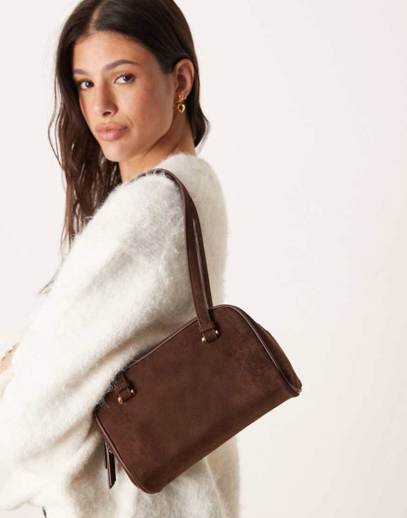 ASOS DESIGN - Kastige Schultertasche aus Wildlederimitat in Schokobraun-Brown von ASOS DESIGN