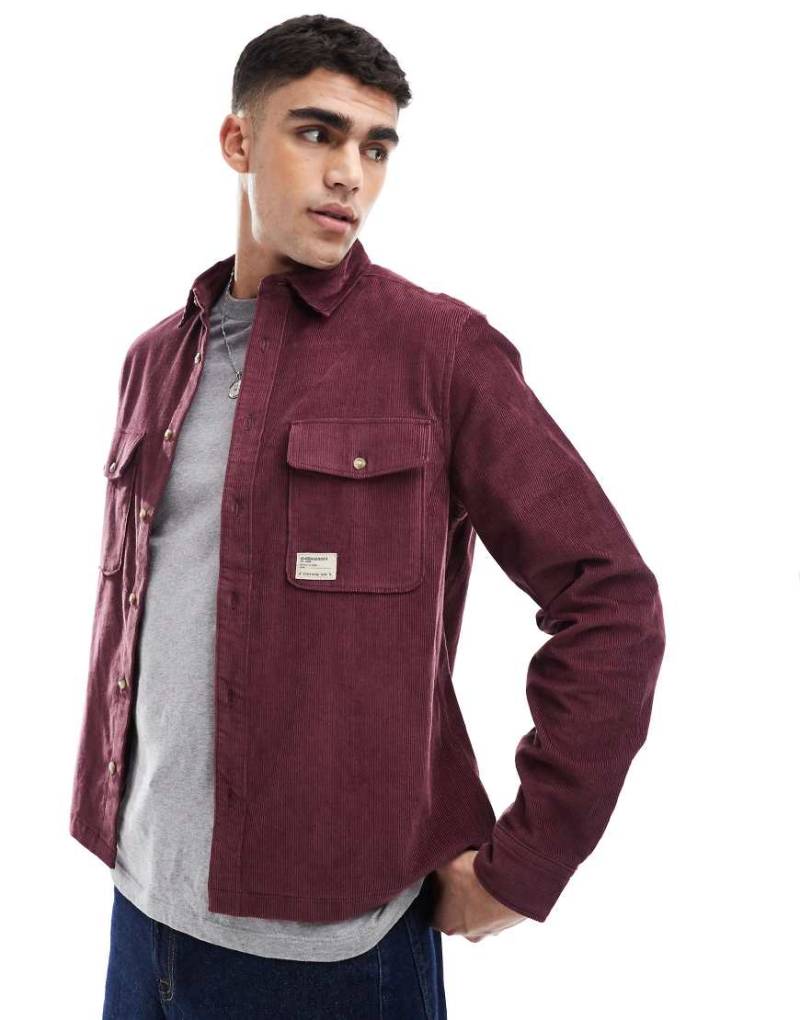 ASOS DESIGN - Kastige Cord-Hemdjacke in Burgunderrot mit Aufnäher von ASOS DESIGN