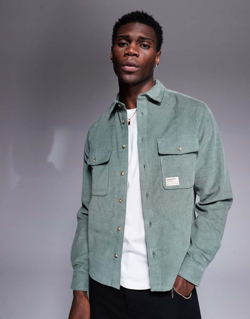 ASOS DESIGN - Kastige Cord-Hemdjacke in Grün mit Aufnäher von ASOS DESIGN