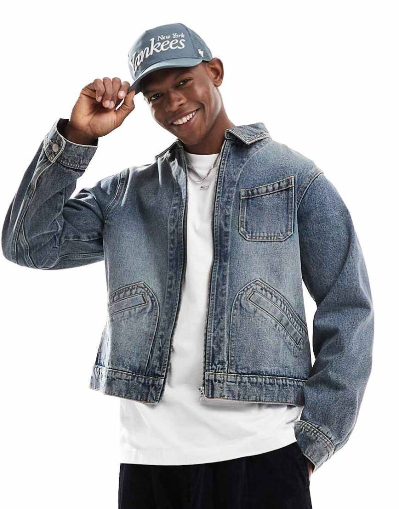 ASOS DESIGN - Kastige Harrington-Jacke aus Denim in verwaschenem Mittelblau von ASOS DESIGN