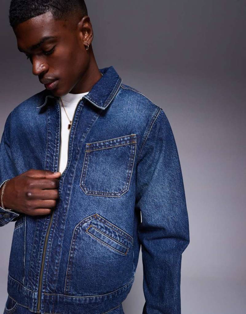 ASOS DESIGN - Kastige Harrington-Jeansjacke in verwaschenem Mittelblau, Kombiteil von ASOS DESIGN