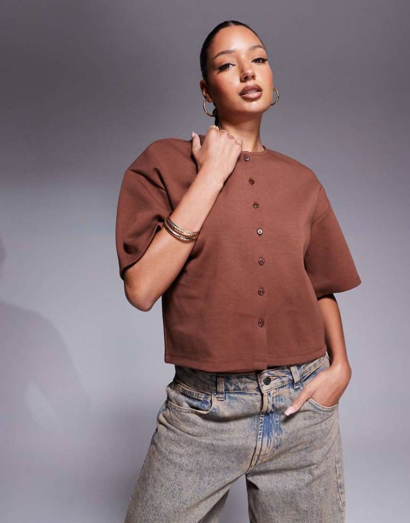 ASOS DESIGN - Kastige Hemdbluse aus Interlock-Stoff in Braun mit Knopfleiste von ASOS DESIGN