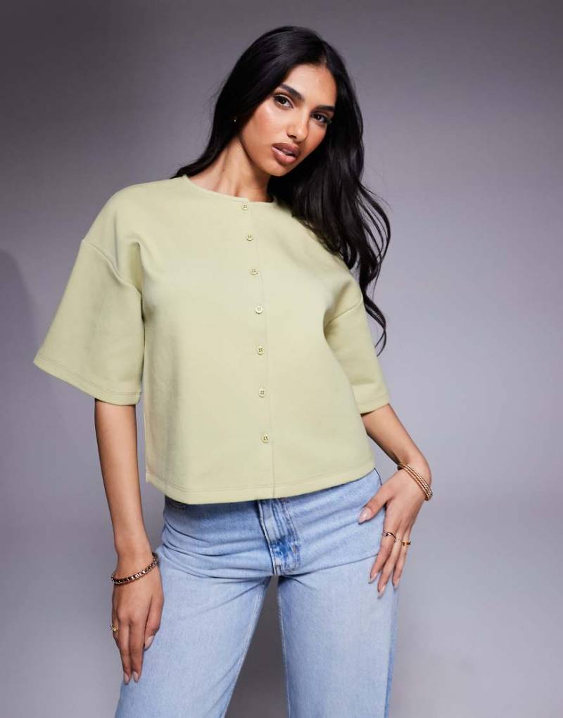 ASOS DESIGN - Kastige Hemdbluse aus Interlock-Stoff in Salbeigrün mit Knopfleiste von ASOS DESIGN