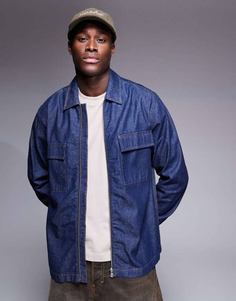 ASOS DESIGN - Kastige Hemdjacke aus Denim in Blau mit aufgesetzten Taschen-Schwarz von ASOS DESIGN