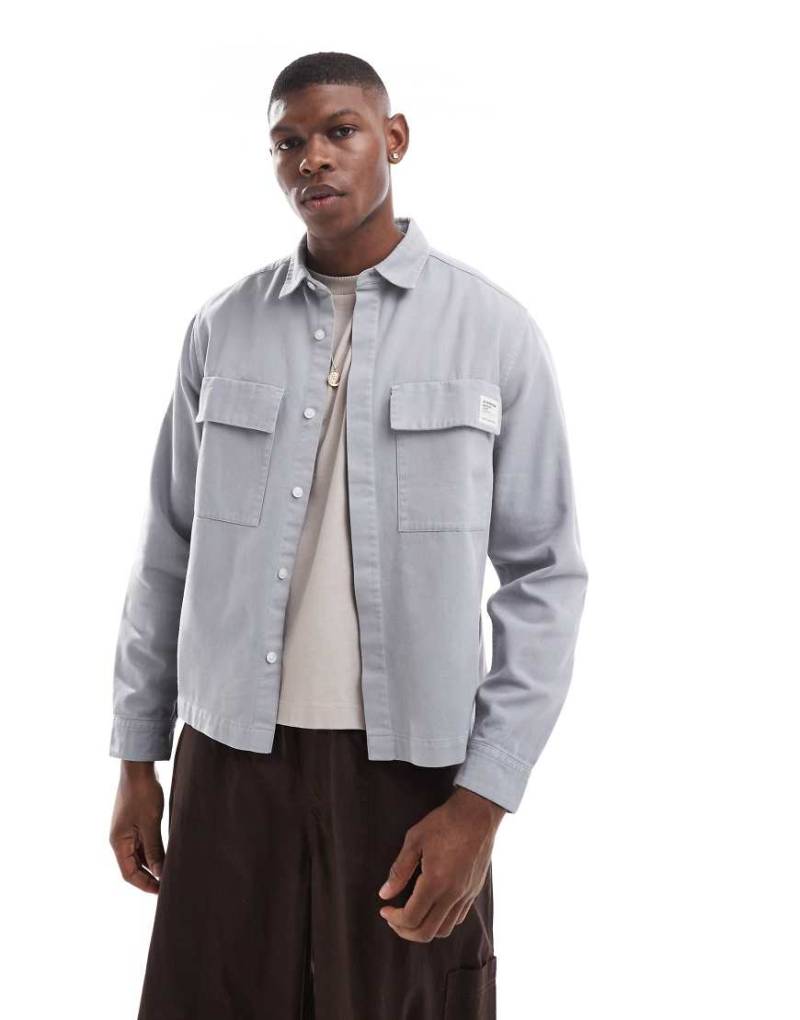 ASOS DESIGN - Kastige Hemdjacke in Grau mit Aufnäher von ASOS DESIGN